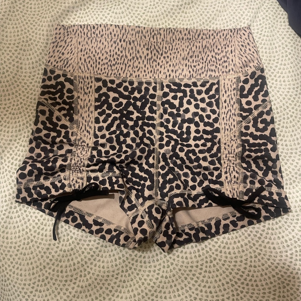 Lululemon Athletica Black and Tan Patterned Athletic Shorts